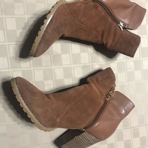 Tahari Glenn suede boot sz 10D‎ Side Zip 3.5” heel